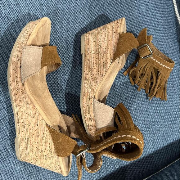 Minnetonka Poppy Wedge Sz. 8 normally $57! - Picture 4 of 5